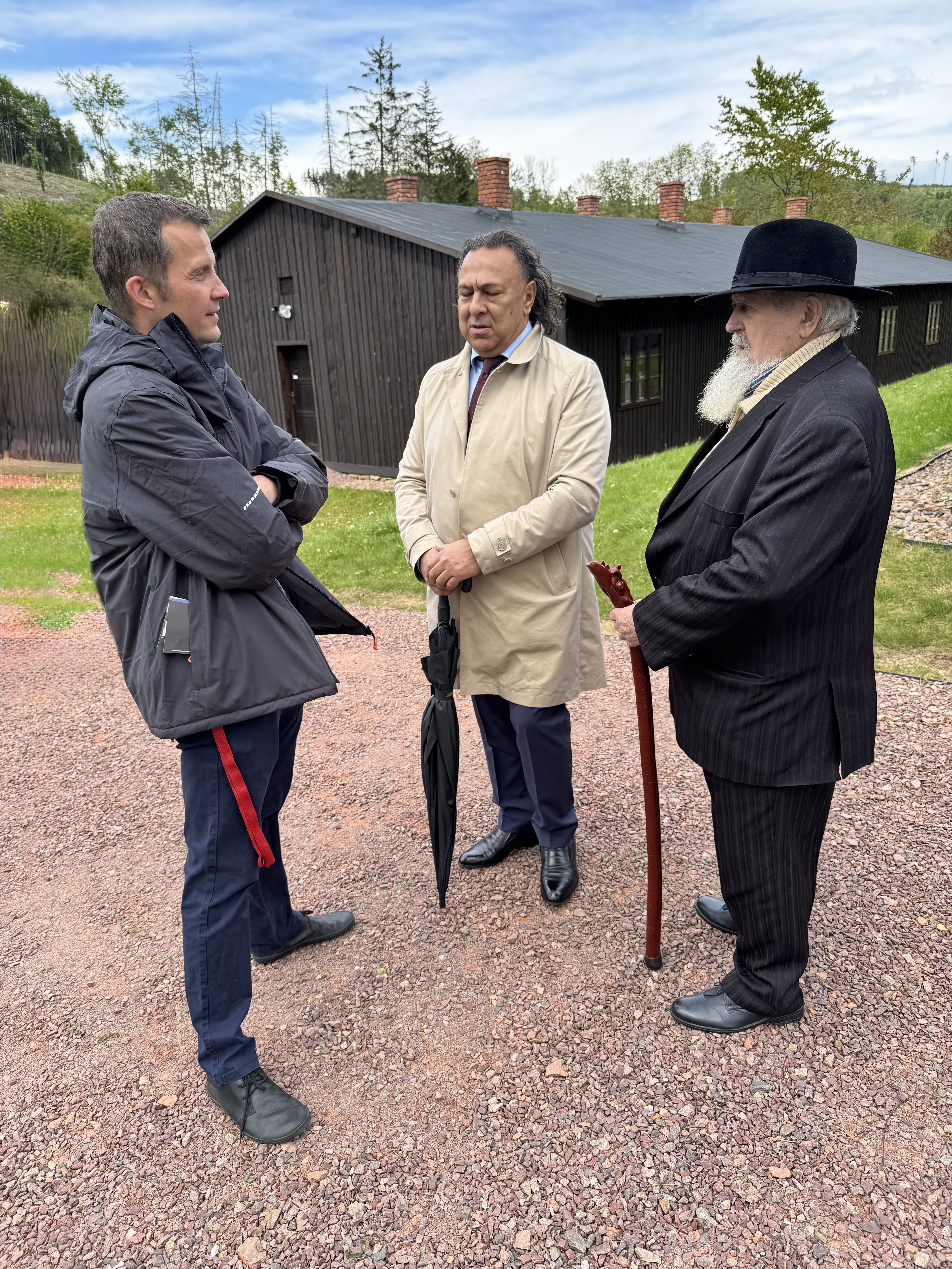 Roman Kwiatkowski, Prezes Stowarzyszenia Romów w Polsce oraz świadek holocaustu, Bolesław Rumanowski w rozmowie z kierownikiem miejsca pamięci Hodonin u Konstatu, Radovan Krhovsky