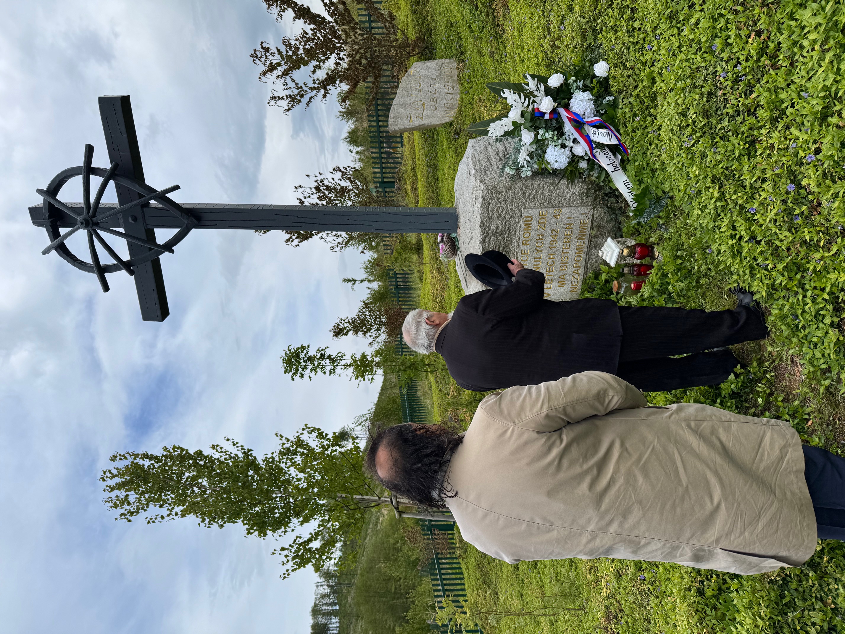 Uczestnicy uroczystości składają kwiaty i znicze pod Pomnikiem Pamięci o Holokauście Romów i Sinti w Hodonínie u Kunštátu.