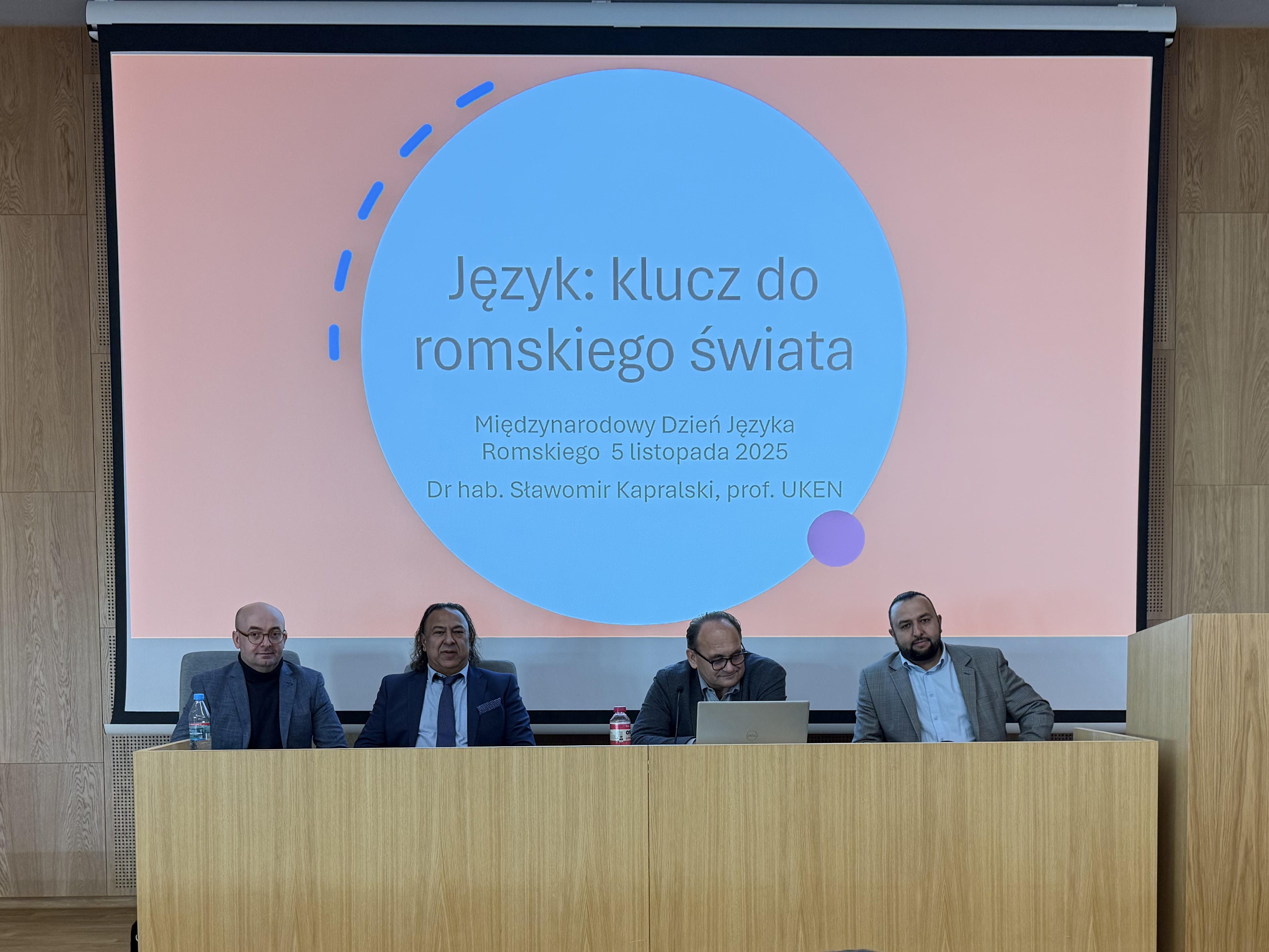 Międzynarodowy Dzień Języka Romskiego 2025, od lewej  Marek Isztok, Specjalista ds. dziedzictwa kulturowego CHIKR, Roman Kwiatkowski, Prezes Stowarzyszenia Romów w Polsce, prof. Sławomir Kapralski, Władysław Kwiatkowski, Dyrektor Centrum Historii i Kultury Romów w Oświęcimiu.