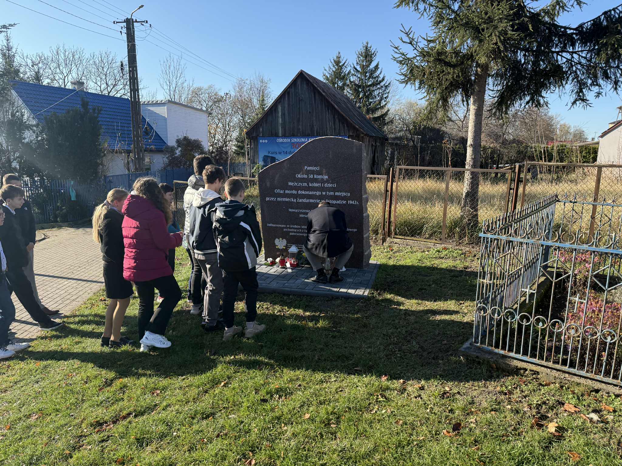 Uroczystości upamiętniające pierwszą rocznicę odsłonięcia pomnika pomordowanych Romów w Nurze.