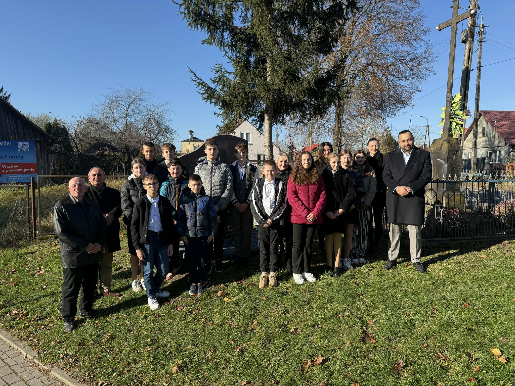 Uroczystości upamiętniające pierwszą rocznicę odsłonięcia pomnika pomordowanych Romów w Nurze.